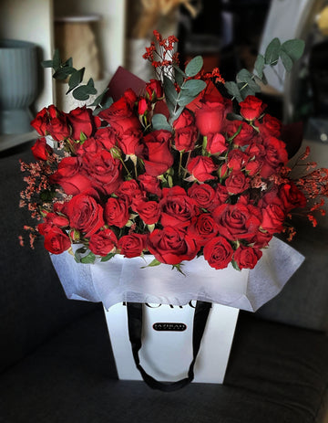Luxury Red Spray Roses & Roses Bouquet in Bag – Elegant Fresh Flowers Gift by Jazirah Flowers