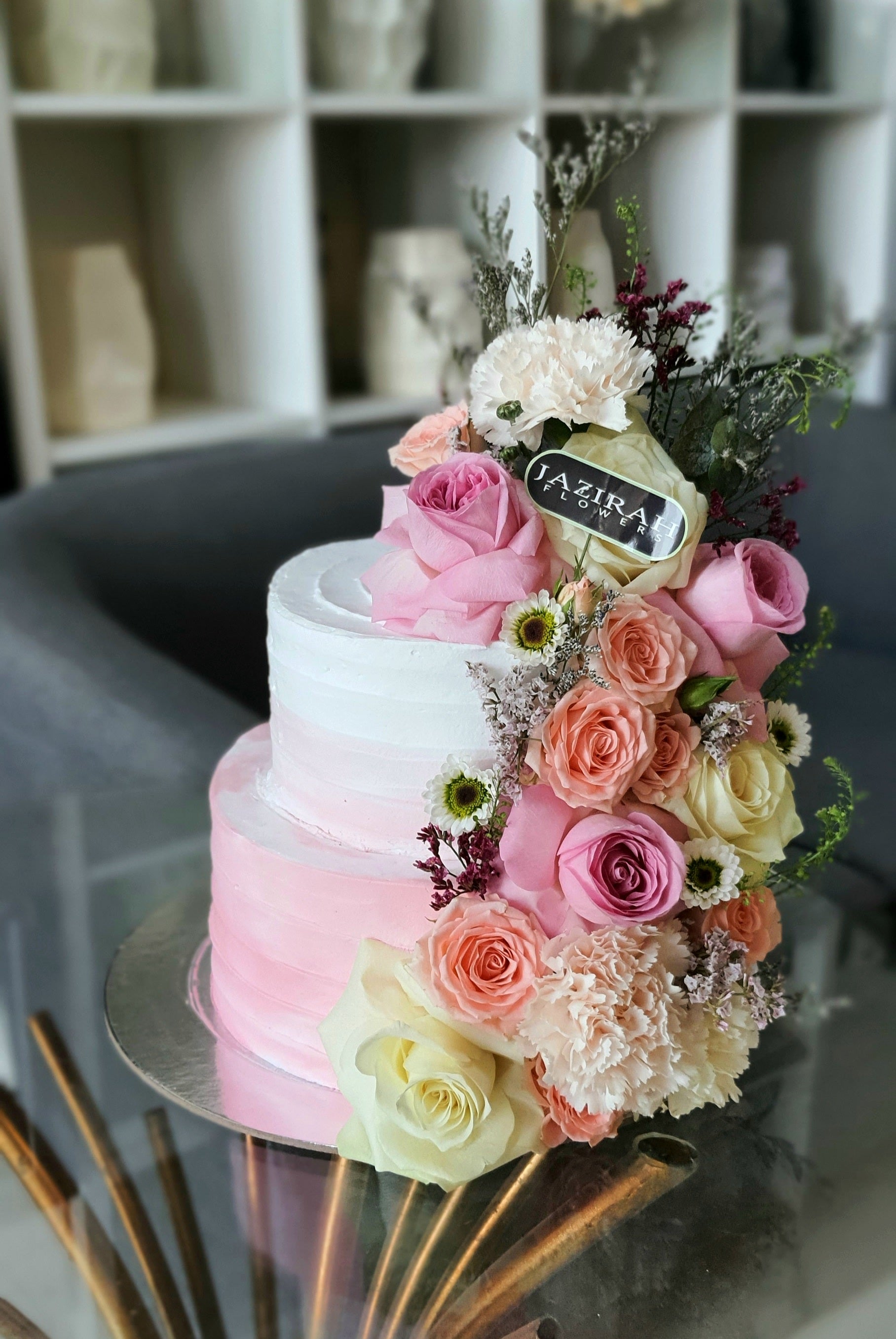 Elegant Floral Cake with Natural Flower Arrangement – Fresh & Handmade by Jazirah Flowers