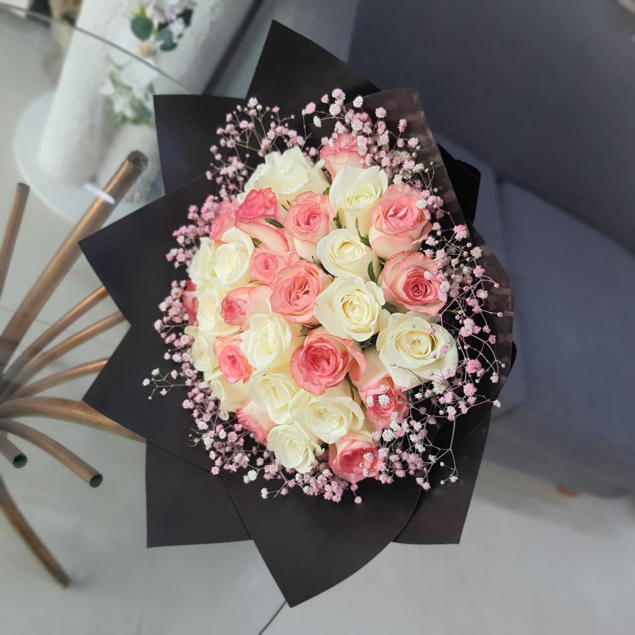 Pink and white roses bouquet