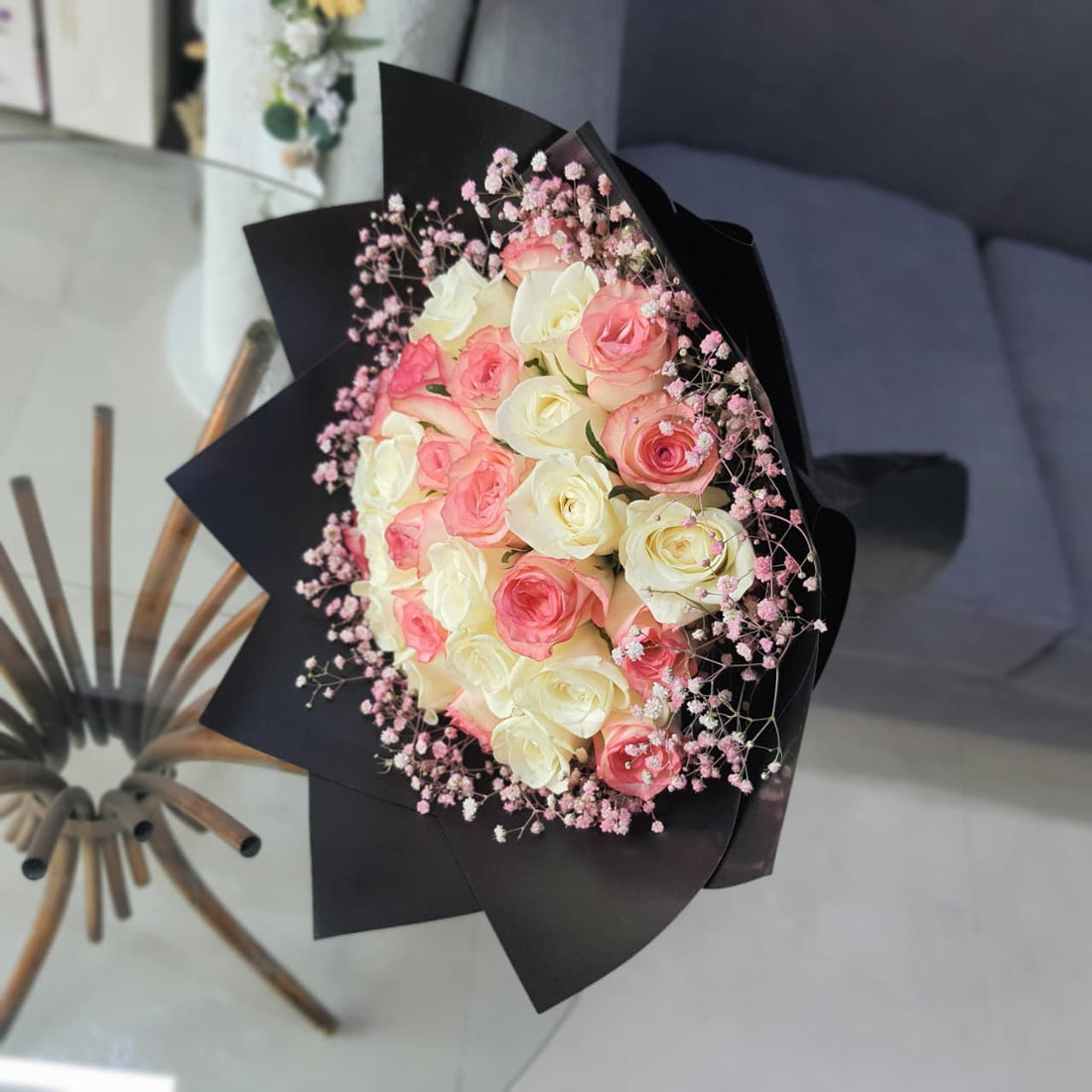 Pink and white roses bouquet