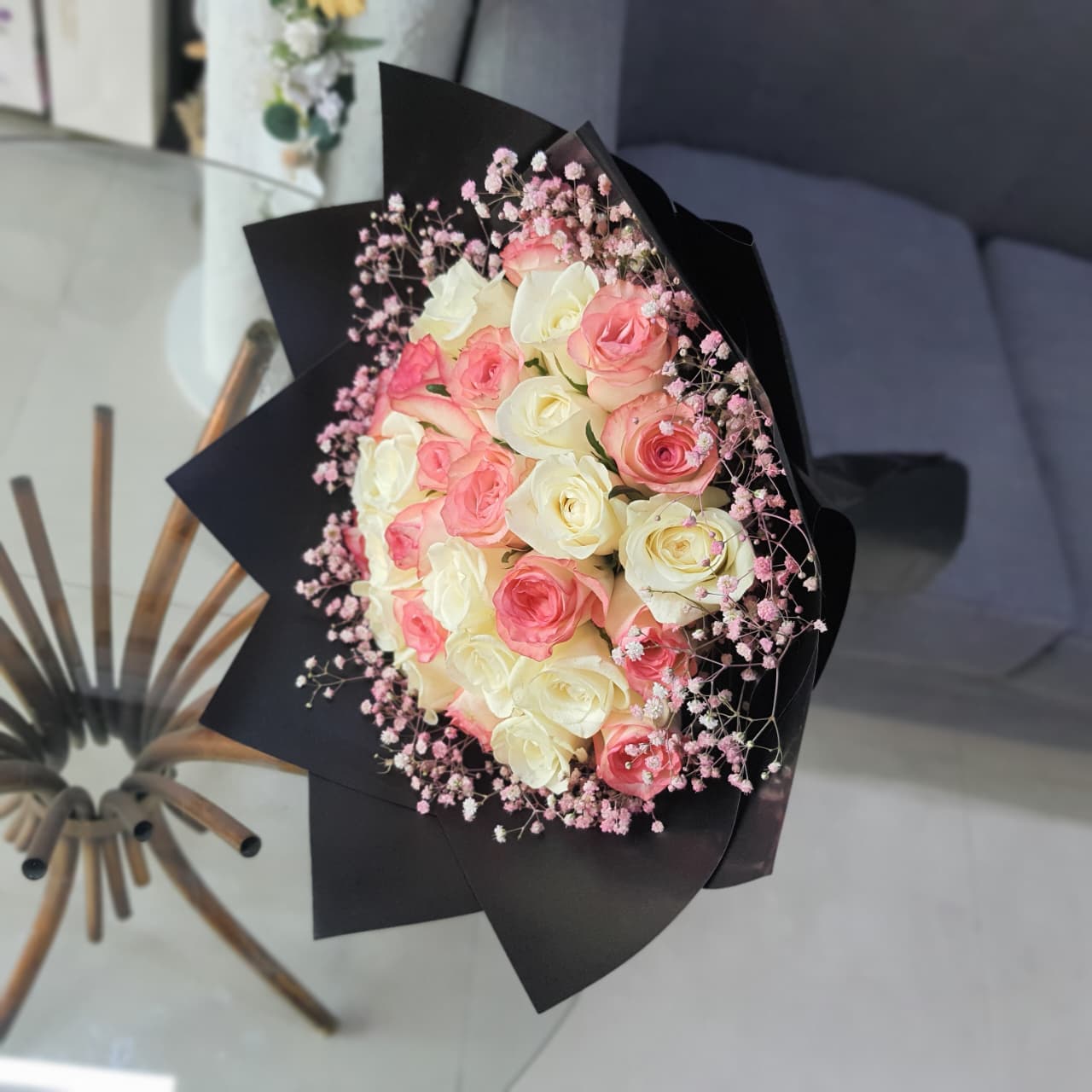 Pink and white roses bouquet